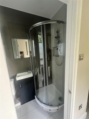 1 bedroom in a house share to rent - Photo 5