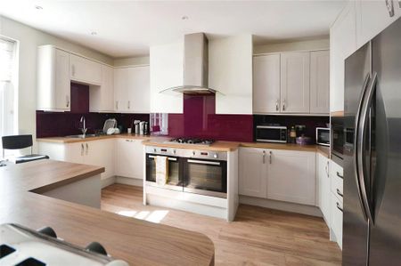 1 bedroom in a house share to rent - Photo 4