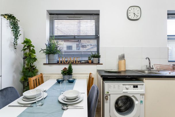 Victorian house in the heart of Wood Green, Zone 3 - Photo 1