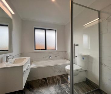 Easy access to the Northern & Southern Motorway - Photo 6