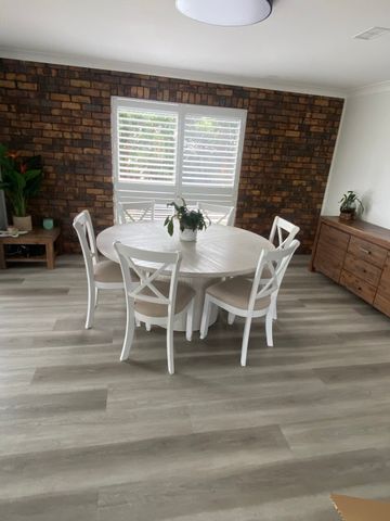 Helensvale - Photo 2