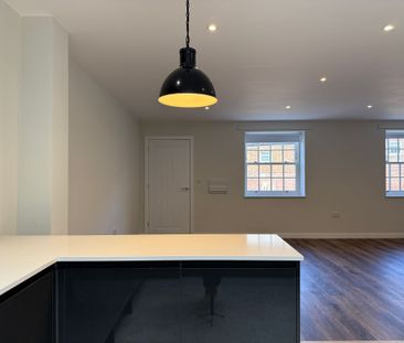 The Crescent, Taunton - Photo 2