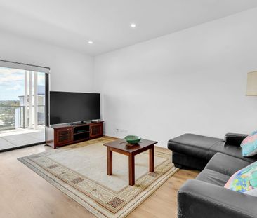 Top Floor, Two Bedroom Modern Apartment - Photo 2