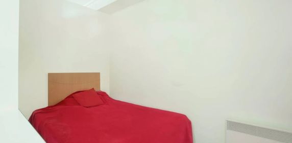 Fully Furnished One-Bedroom Apartment in a Prime University Precinct - Photo 2