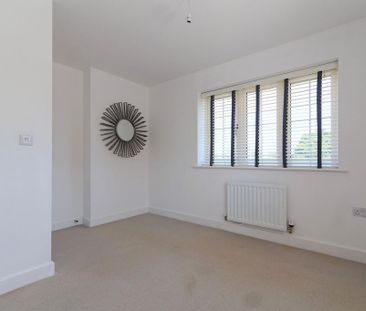 4 bedroom semi-detached house to rent - Photo 5