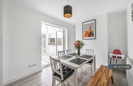 3 bedroom semi-detached house to rent - Photo 4