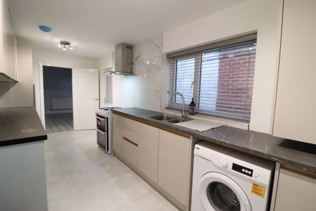 3 Bedroom Mid Terraced House To Rent - Photo 3