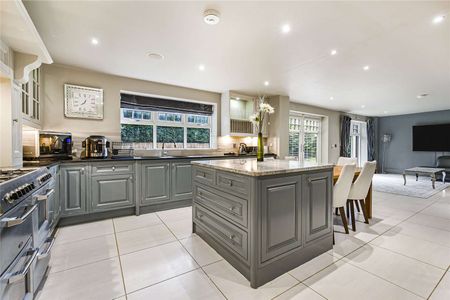 An exceptional gated residence extending to approximately 6,500 sq ft, set on one of Bramhall’s most prestigious addresses. - Photo 4