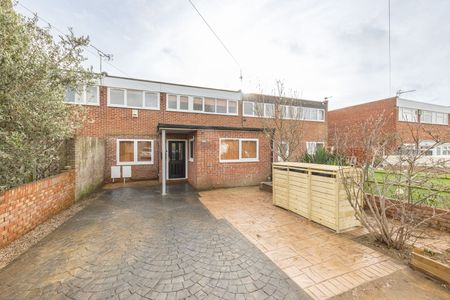 OX Living is proud to present this high-quality 7-bedroom co-living property, perfect for working professionals looking for stylish, stress-free living. Room 5 - Photo 5