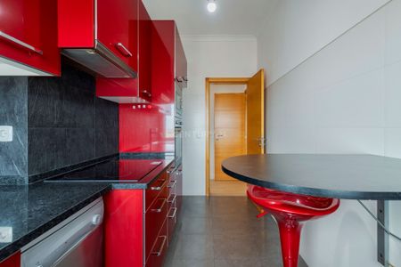 Excelente Apartamento T2 de 3 assoalhadas com vista Rio para Lisboa em pleno Centro do Barreiro, totalmente remodelado e equipado - Photo 2