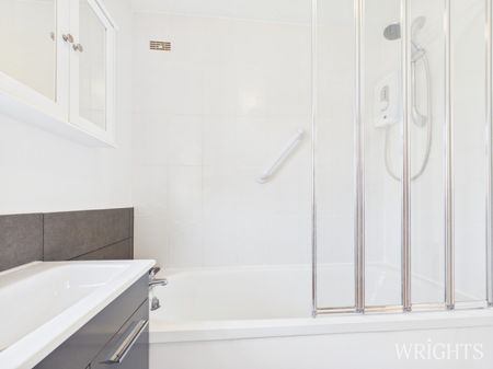 1 bedroom Flat - Skipton Close, Stevenage - Photo 2