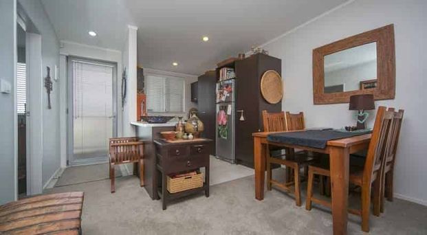 Entire 2 Bedroom Apartment – Central Onehunga - Photo 1