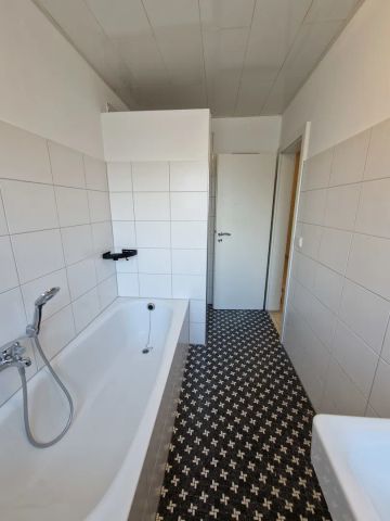 Singles aufgepasst: helle 2-Zimmer-Wohnung mit Einbauküche und Terrasse zu vermieten - Photo 3