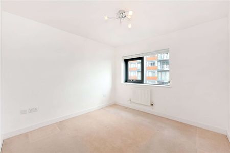 A bright and airy apartment which boasts impressive views looking towards the River Thames and Millennium Dome. - Photo 4