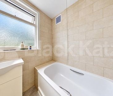 Newly Refurbished Five Bedroom House with Large Garden & Off-Street - Photo 2