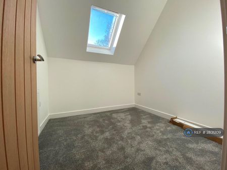 4 bedroom semi-detached house to rent - Photo 4