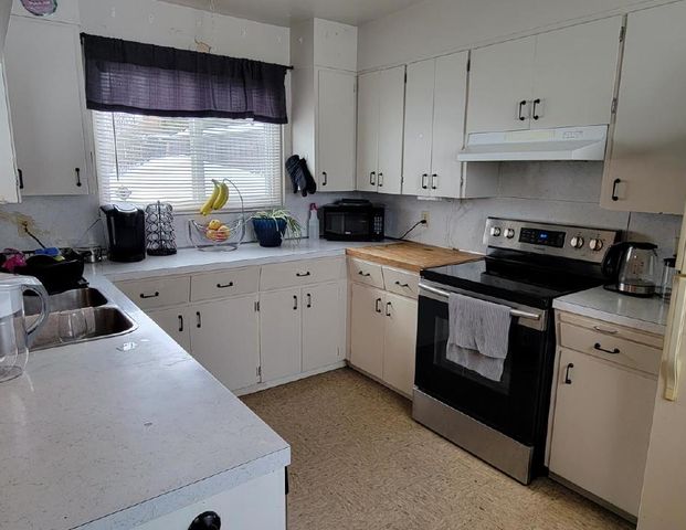 300-041 - 2035 & 2047 McBride Crescent - 2047 - Photo 1