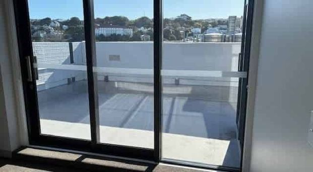 Top-Floor Executive Apartment – Central Location - Photo 1
