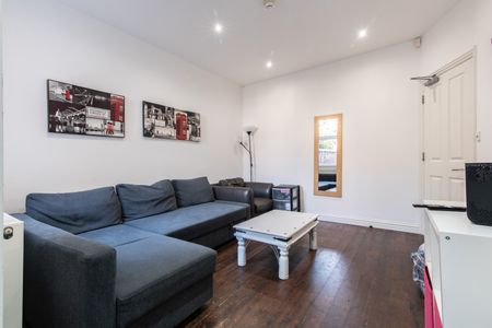 6 Bedroom Student Home! 162pppw 52 Weeks. All Bills included. No fees Room 4 - Photo 4