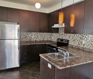 For Lease - 1140 Stuffles Crescent, Newmarket, Ontario - Photo 2