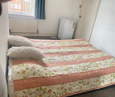 Room in a Shared Flat, Gleneagle Road, SW16 - Photo 2