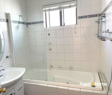 Stylish and Sophisticated - Photo 4