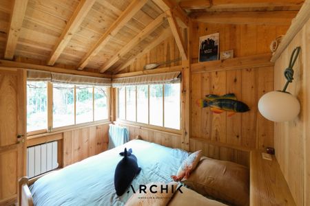 Architecture contemporaine d'inspiration régionaliste, cette maison de 130 m2 et sa dépendance s'étendent sur un terrain de 890 m2 au coeur d'un environnement calme et boisé à deux pas de la plage. - Photo 4