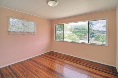 Cozy 3-Bedroom Home for Rent - Aged Charm Awaits! - Photo 2