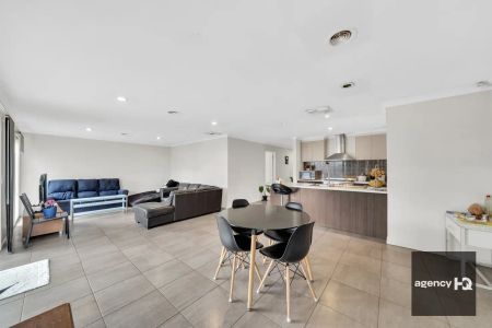 “Stunning Family Home in Tarneit VIC!” - Photo 2