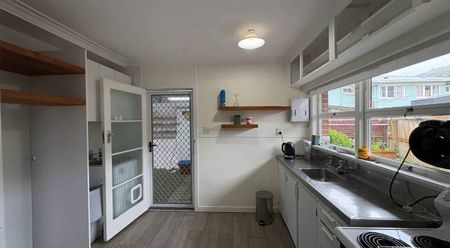 Two bedroom home - Close to CBD! - Photo 2