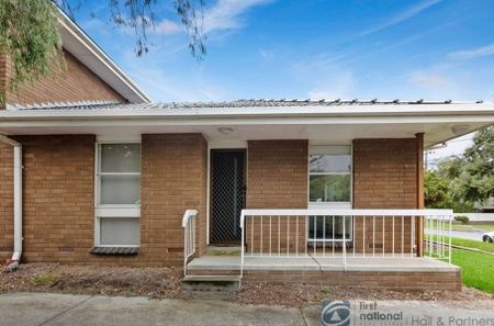 Situated in an ultra-convenient position - Photo 2