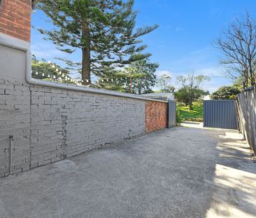 Spacious Two-Level Home With Courtyard & Parking - Steps from Sydne... - Photo 3