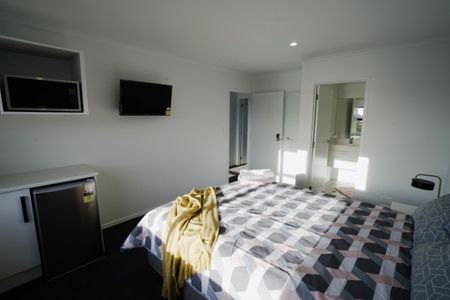 These are great studio rooms, within walking distance to local shops and University. - Photo 4