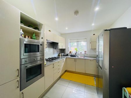 Lindale Close, Ilford - Photo 3