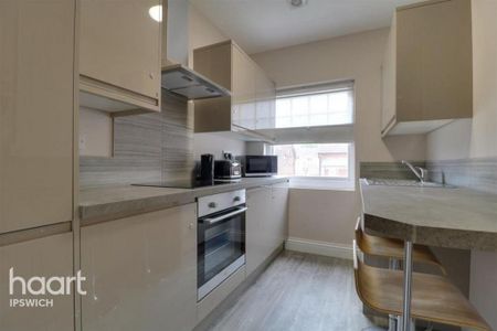 1 bedroom in a house share to rent - Photo 2