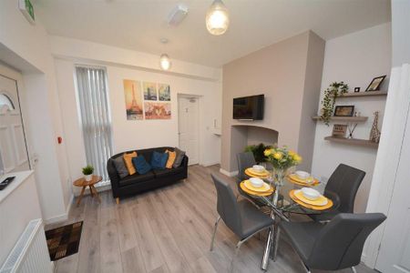 1 bedroom in a house share to rent - Photo 2