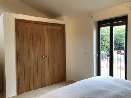 2 bedroom mews to rent - Photo 5