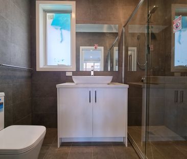 Luxurious Townhouse in Prime Location - Photo 5