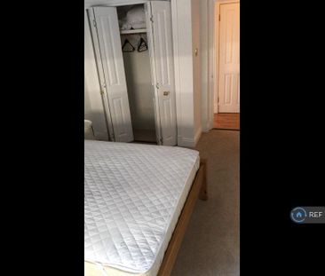 1 bedroom in a flat share to rent - Photo 3
