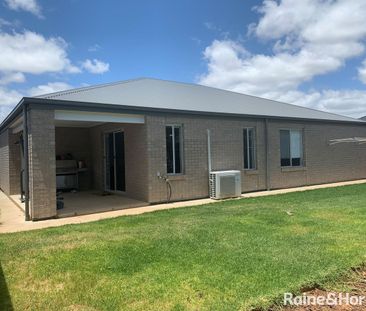 Spacious 4 Bedroom Family Home - Photo 2
