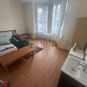 1 bedroom in a house share to rent - Photo 2
