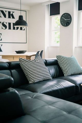 Flat 1, 148 Devonshire Street Room 2 - Photo 2