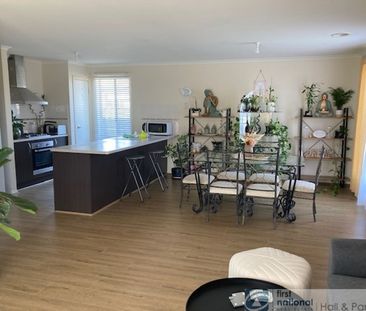 Stunning 4 Bedroom Home in Narre Warren! - Photo 3