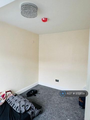 3 bedroom end of terrace house to rent - Photo 4