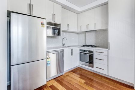 Ultra Modern, Dual Level, Over-Sized, Centrally Located, Sun Filled, Designer Luxury One Bedroom Apartment Plus Winter Garden And Rooftop Terrace - Photo 4