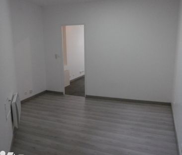 Hyper centre de Chauny, appartement offrant : 1chambre, cuisine, salle de douchhe, wc salon - Photo 4