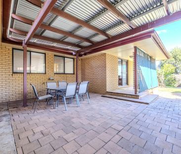 Three Bedroom Family Home in a Quiet, Established Neighbourhood - Photo 1