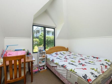 Thorndon townhouse with spacious garage! - Photo 2