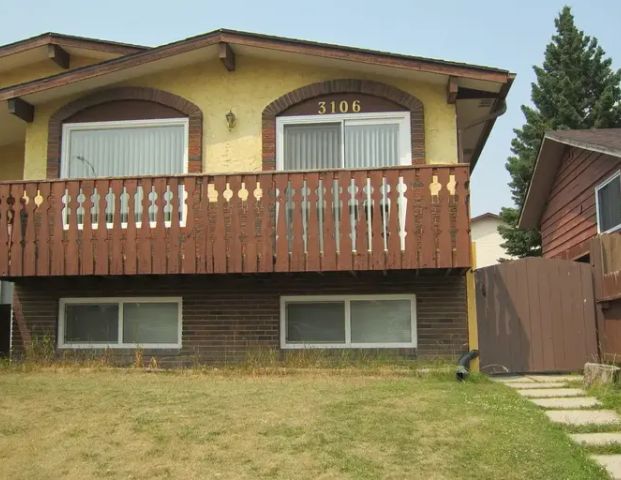 Utilities included Cedarbrae Duplex Main Floor - 3 Bedrooms, utilities included! | 3106 109th Ave SW, Calgary - Photo 1