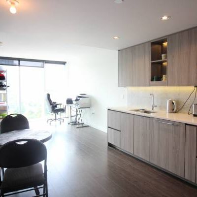 Stunning 1 Bed, 1 Bath, Den, In-Suite Laundry, Balcony & More! - Photo 4